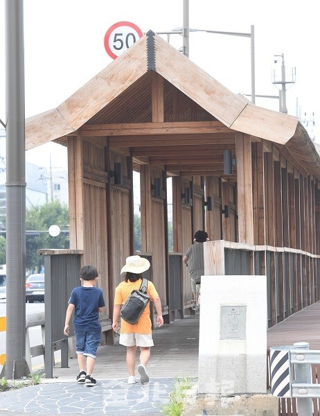 일본풍 건축양식으로 논란이 일었던 전주 우림교를 12일 시민들이 건너고 있다. /사진 = 오세림 기자