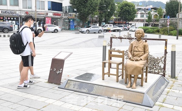 전주풍남문광장에 설치된 소녀상이 관리가 되지 않은 채 방치되고 있어 12일 광복절을 앞두고 소녀상을 찾은 시민들이 실망스러워 하고 있다. /사진 = 오세림 기자