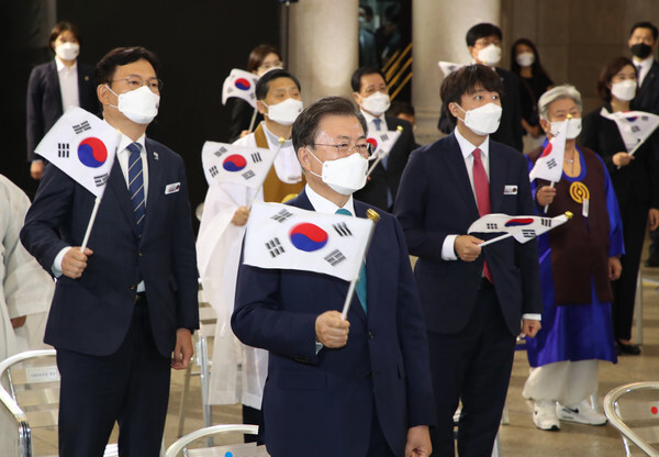 문재인 대통령이 15일 서울 중구 문화역서울284에서 열린 제76주년 광복절 경축식에서 참석자들과 함께 광복절 노래를 제창하고 있다. /연합뉴스