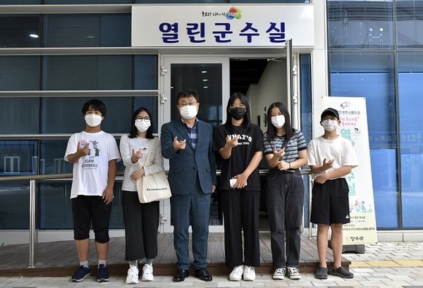 장수군 열린군수실을 찾은 중학생들의 모습
