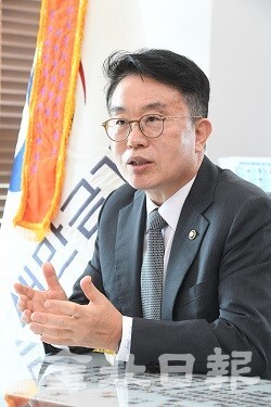 양충모 새만금개발청장이 취임1주년을 맞아 새만금이 '새만금다운 옷'을 입을 시간이라며 그린뉴딜 중심지로서 변모할 새만금 개발 계획 등을 설명하고 있다. /사진 = 오세림 기자