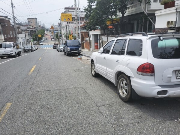 인후동의 한 주택가 경사로에 고임목을 대지 않고, 바퀴도 벽 쪽으로 틀어 놓지 않은 채 주차돼 있다.