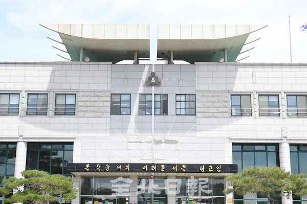 전주고등학교 본관 건물 전면에 욱일승천기 모양과 비슷한 문양이 새겨져 있고 지붕에는 일본 신사 입구에 주로 쓰이는 '도리이(鳥居)'를 연상케 하는 등 15일 왜색논란이 일고 있다. /사진 = 조현욱 기자