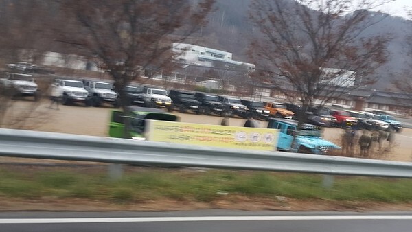 오프로드 동호회 차량들이 운문골 입구 공간에 늘어서 있다/ 사진 = 주민 제공