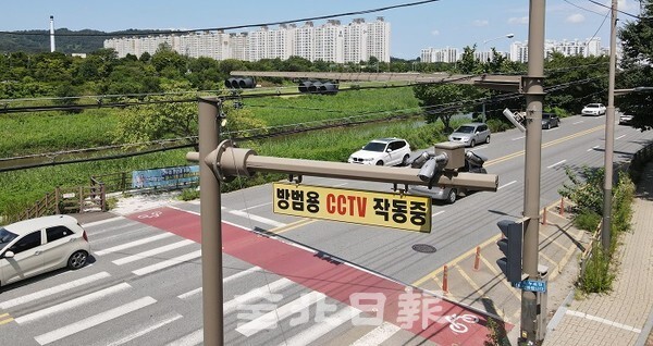 전주·삼천 천변로가 CCTV 부족으로 각종 강력범죄 위험에 노출돼 있다. 사진은 17일 전주시 삼천 인근 강변로에 설치된 방범용 CCTV /사진 = 조현욱 기자