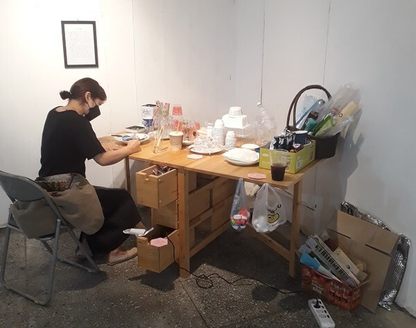 최후의 만찬 - 귀차니즘과 양심사이, 4인용식탁,재활용품 외가변설치 2021, 정하영