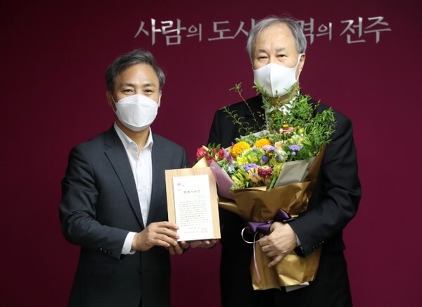 김승수 전주시장(왼쪽)과 이호인 전주대학교 총장(오른쪽)