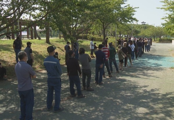 코로나19 검사를 받기 위해 대기하고 있는 외국인 근로자들