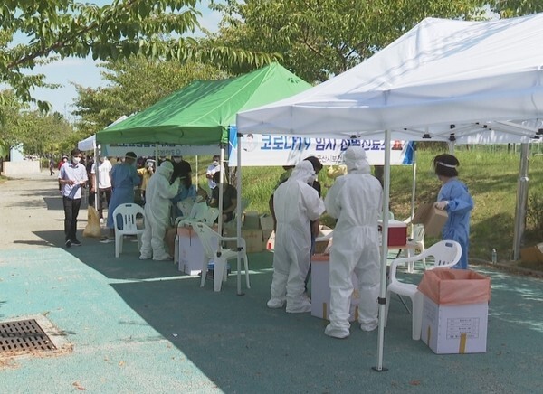 코로나19 검사를 하는 모습