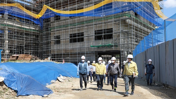 김정우 조달청장(사진 왼쪽 두번째)이 18일 전북권 보훈요양원 건립공사 현장을 방문해 코로나19 및 안전사고에 대비한 근로자 안전을 집중 점검하고 있다. /사진 제공 = 전북지방조달청