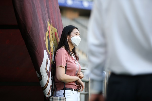 프로축구 연맹에서 근무하는 양송희 씨의 모습 /사진 = 한국프로축구연맹