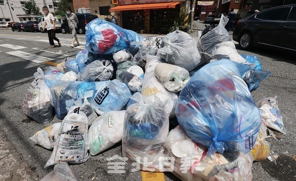 18일 전주시 권삼득로를 비롯한 시내 곳곳에 쓰레기들이 가득 쌓여 악취를 풍기고 도시미관을 헤치고 있다. /사진 = 조현욱 기자