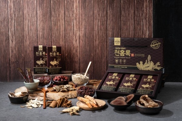 고혈압과 두통 등을 비롯해 혈액순환에 효능이 있는 웰빙 약용작물로 알려진 천마는 천마, 홍삼, 녹용이 첨가된 천홍록을 비롯해 천마수, 천마쌍화정 등 다양한 제품으로 출시되고 있다. 천마사업단에서 개발한 천홍록. /사진 제공 = 무주군