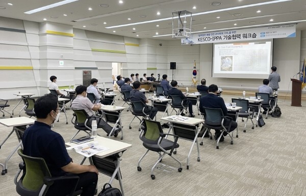 실시간 중계와 함께 사례발표를 듣고 있는 현장 참석자들 /사진 제공 = 한국전기안전공사