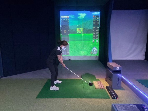 독립된 공간에서 골프 연습 중인 회원