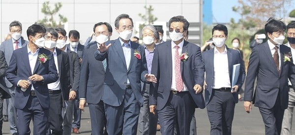 전북 군산형 일자리로 전기차 생산업체인 에디슨모터스(주) 군산공장 준공식이 19일 새만금산업단지에서 열려 문승욱 산업부장관, 송하진도지사, 강영권 에디슨모터스 회장 및 참석자들이 준공식장으로 이동하고 있다. /사진 제공=전북도청