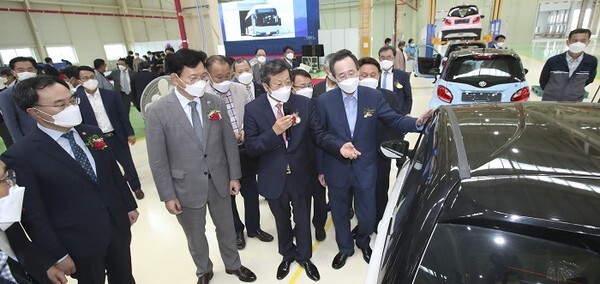 전북 군산형 일자리 에디슨모터스(주) 군산공장 준공식에 참석한 송영길 더불어민주당 대표, 문승욱 산업부장관, 송하진도지사, 강영권 에디슨모터스 회장 등이 생산차량을 둘러보고 있다. /사진 제공=전북도청