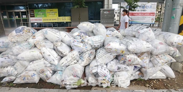 21일 전주시 덕진동을 비롯한 전주시내에 쓰레기들이 수거되지 않아 가득 쌓여 있다. /사진 = 조현욱 기자