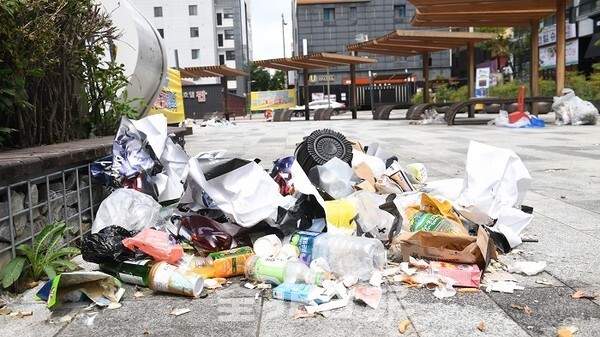도내에 코로나19 사회적거리두기 3단계가 유지되면서 밤 10시 이후 영업이 제한되자 많은 시민들이 공원과 광장에서 술판을 벌여 22일 전주 신시가지 비보이광장에는 밤사이 술자리에서 나온 각종 쓰레기가 쌓여 있다. /사진 = 오세림 기자