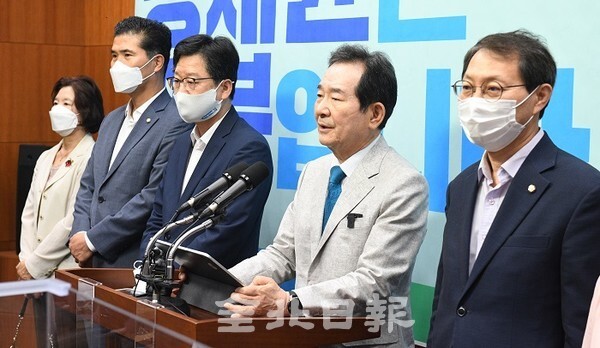 더불어민주당 대선 경선 주자인 정세균 전 국무총리가 22일 도의회 브리핑룸에서 전북지역 공약발표 기자회견을 하고 있다. /사진 = 오세림 기자