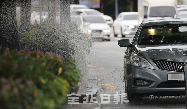 태풍 12호 오마이스의 영향으로 전국적으로 비가 내린 23일 전주시 백제대로를 비롯한 시내 곳곳에 물웅덩이가 생겨 운전자들의 운행에 방해를 주고 있다. /사진 = 조현욱 기자