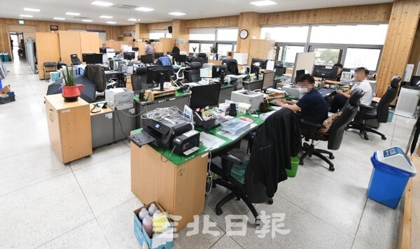 전주완산경찰서가 수사환경개선공사로 강당에 임시사무실을 설치하고 1층에 근무하던 형사 및 수사관 50명을 한 곳에 모아놔 23일 코로나19 집단감염 우려의 목소리가 나오고 있다. /사진 = 오세림 기자