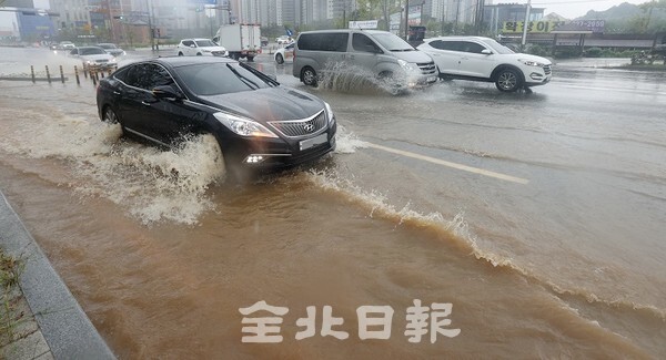 제12호 태풍 '오마이스' 영향으로 전국적으로 많은 비가 내린 24일 전주시 완산구 쑥고개로가 빗물에 잠겨 있다. /사진 = 조현욱 기자