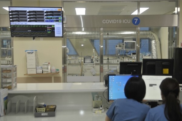 전북대병원 코로나19 중환자 음압병동에서 근무 중인 간호사들 /사진 출처 = 전북대병원