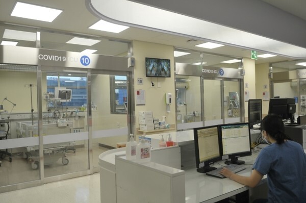 전북대병원 코로나19 중환자 음압병동에서 근무 중인 간호사들 /사진 출처 = 전북대병원