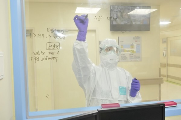 전북대병원 코로나19 중환자 음압병동에서 근무 중인 간호사 /사진 출처 = 전북대병원