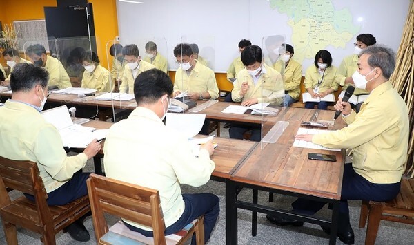 전주시는 코로나19 확진자 급증으로 24일 시장실에서 긴급대책회의를 열고 현황점검과 향후 대응계획 등을 논의하고 있다. /사진 제공 = 전주시청