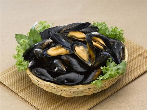 싱싱한 홍합 생물과 삶은 홍합 /창원시 제공