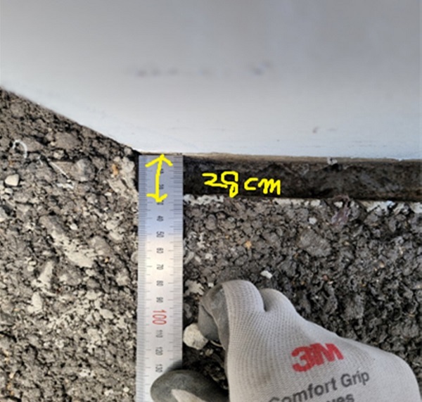 국가식품클러스터 입주기업 일부가 지반 침하와 이에 따른 건물 기울어짐이나 누수 피해를 호소하며 LH 측에 대책 마련을 촉구했다. /사진 제공 = 피해 주장 입주기업