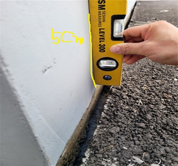 국가식품클러스터 입주기업 일부가 지반 침하와 이에 따른 건물 기울어짐이나 누수 피해를 호소하며 LH 측에 대책 마련을 촉구했다. /사진 제공 = 피해 주장 입주기업