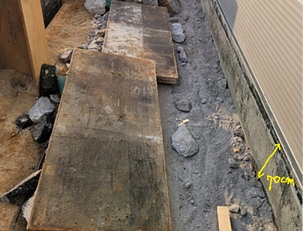 국가식품클러스터 입주기업 일부가 지반 침하와 이에 따른 건물 기울어짐이나 누수 피해를 호소하며 LH 측에 대책 마련을 촉구했다. /사진 제공 = 피해 주장 입주기업