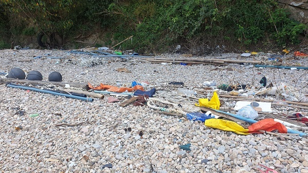 해안가에 방치된 해양쓰레기의 모습
