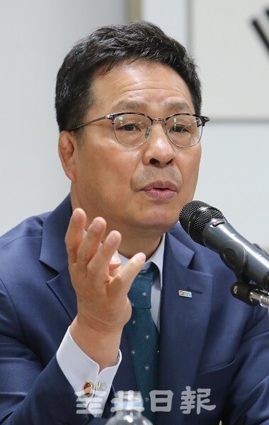 유인탁 신임 진천선수촌장이 앞으로의 선수촌 운영 방안 등에 대해 말하고 있다. /사진 = 조현욱 기자