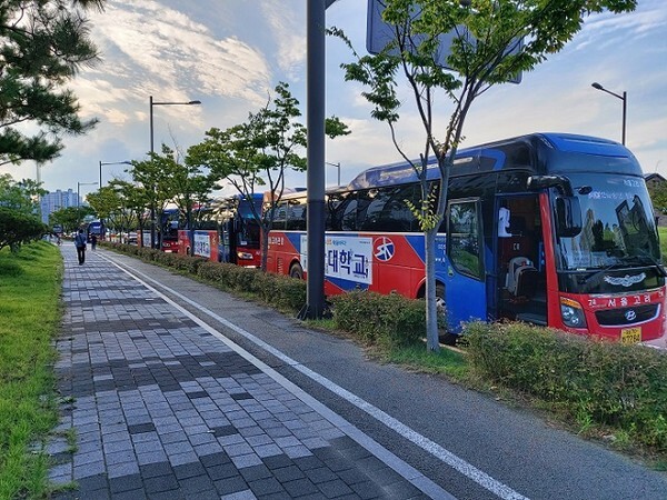 금요일 전북혁신도시 한 이전기관 앞에 직원들을 태우고 수도권으로 이동하는 전세버스가 정차해 있다.