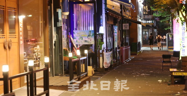 전주지역 사회적 거리두기 4단계 격상 첫 주말인 28일 영업 제한 시간인 밤 9시가 넘자 전주 신시가지 거리가 텅 비어 있다. /사진 = 조현욱 기자