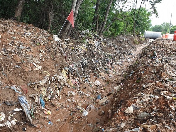 30일 오전에 찾은 익산토성 입구 탐방로 조성공사 구간에 폐슬레이트, 폐비닐, 각종 폐플라스틱 등 육안으로 확인 가능한 폐기물들이 켜켜이 쌓여 있었다.