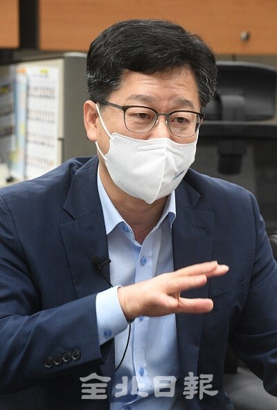 안호영 국회의원은 30일 도의회 기자실에서 더불어민주당 대선 경선 후보 지역순회 경선 선거인단 투표를 앞두고 정세균 지지를 호소하고 있다. /사진 = 오세림 기자