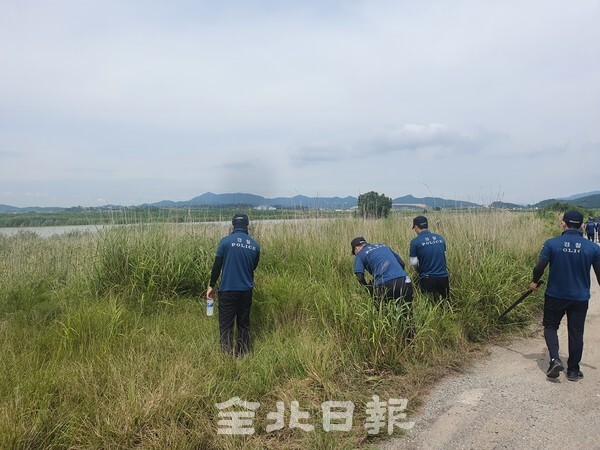 30일 전남 무안과 영암 일대에서 경찰관들이 30대 여성의 시신을 수색하고 있다. 전북경찰청 제공