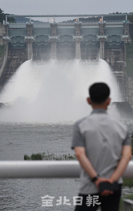 한국수자원공사 용담댐지사는 최근 계속된 비로 인해 용담댐 수위가 상승해 저수위 안정을 위해 30일 5개의 수문중 3개 수문을 열고 방류를 시작해 초당 300톤 이내로 방류하고 있다. /사진 = 오세림 기자