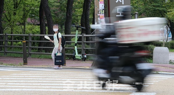 지난달 31일 전주시 효자도서관 앞 어린이보호구역에 단속카메라 등 과속방지시설이 없어 차들이 과속을 하고 있다. /사진 = 조현욱 기자