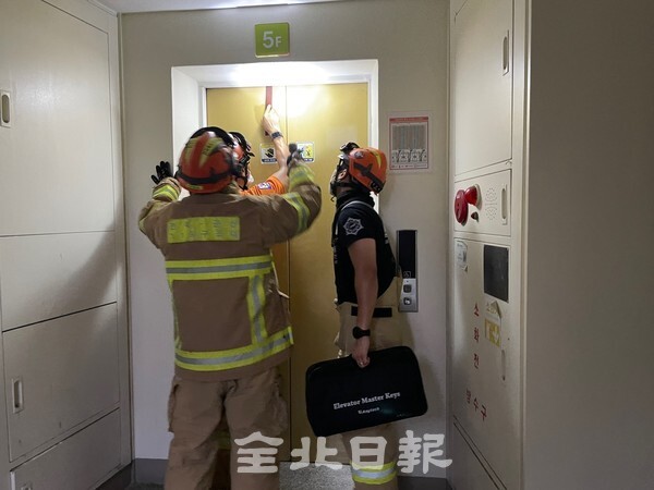 지난달 31일 오후 6시 10분께 군산시 미룡동의 한 아파트 단지가 정전 돼 1시간여 만에 복구됐다. 이 정전으로 승강기 4대가 멈추면서 주민 9명이 갇혔으나 무사히 구조됐다. 전북소방본부 제공