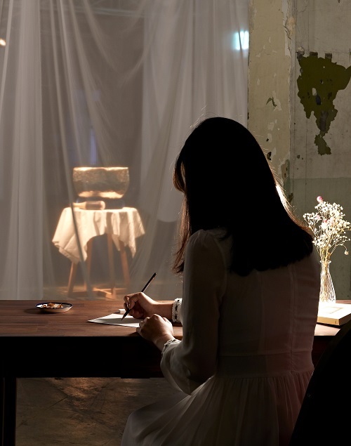 '나에게 보내는 서신'을 체험하는 모습