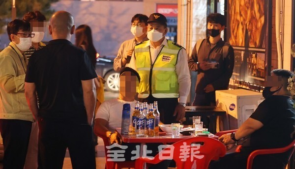 지난달 31일 전주 서부 신시가지에서 전주시청 공무원들과 시민경찰, 자율방재단 관계자들이 다중이용시설 합동단속을 하고 있다. /사진 = 조현욱 기자