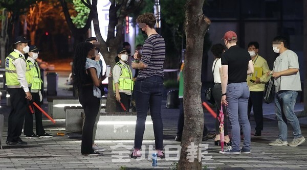 지난달 31일 전주 서부 신시가지에서 전주시청 공무원들과 시민경찰, 자율방재단 관계자들이 다중이용시설 합동단속을 하고 있는 가운데 신시가지의 한 골목에서 외국인 관광객들이 맥주를 마시고 있다. /사진 = 조현욱 기자