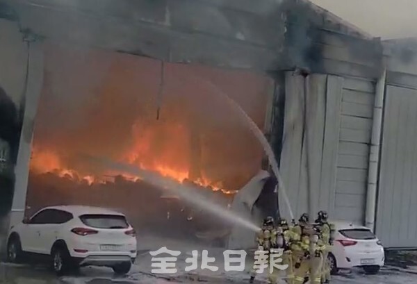 지난 1일 오후 5시께 군산시 오식도동 부직포 공장에서 화재가 발생해 소방대원들이 불을 끄고 있다. 전북소방본부 제공