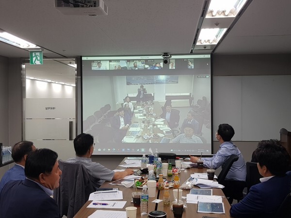 재경 전북도민회 산하 새만금특별위원회 창립 총회가 1일 서울 강남구 소재 ㈜인스코비 대회의실에서 열린 가운데 위원들이 화상 회의를 통해 토론하고 있다.